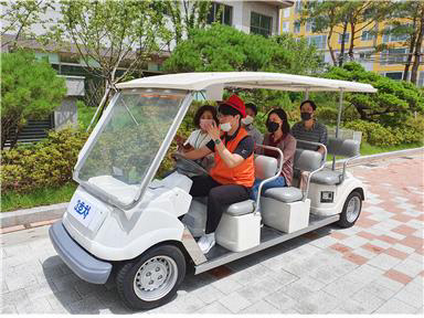 창원월영 마린애시앙 단지 내에서 골프카트를 운영하고 있는 모습.    부영주택 제공